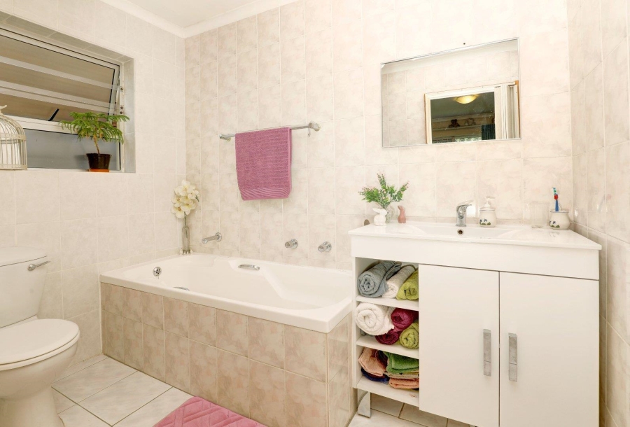 To Let 3 Bedroom Property for Rent in Loevenstein Western Cape